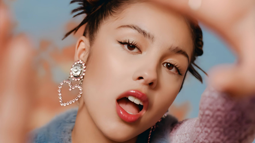 Olivia Rodrigo Desktop Wallpaper HD