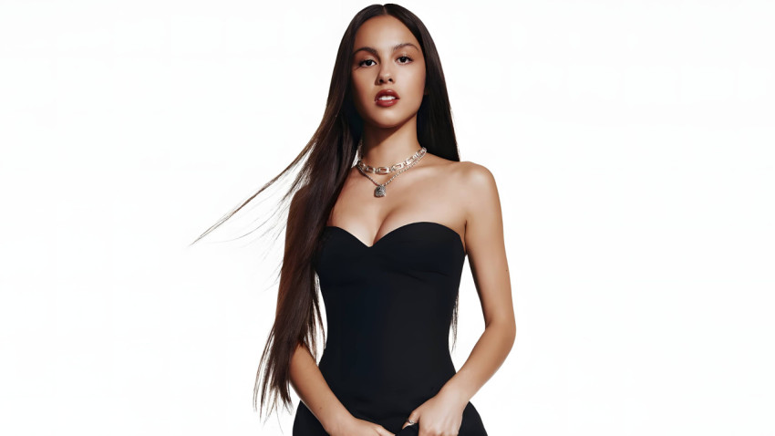 Olivia Rodrigo in Black Outfit Desktop Wallpaper 4K