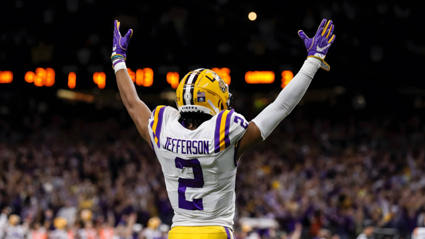 Stunning Justin Jefferson Football Photo for Fan