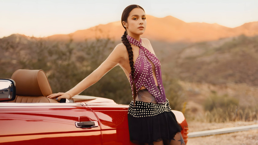 Olivia Rodrigo Singing Passionately Background