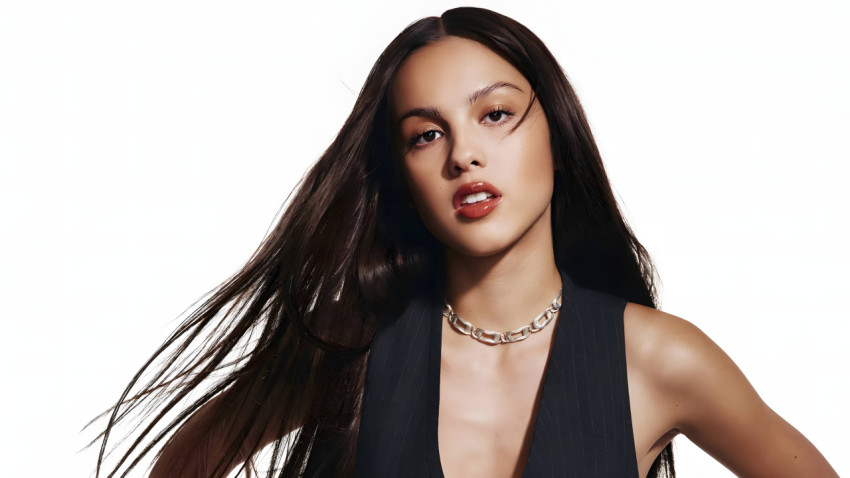 Olivia Rodrigo Cute 4K Wallpaper