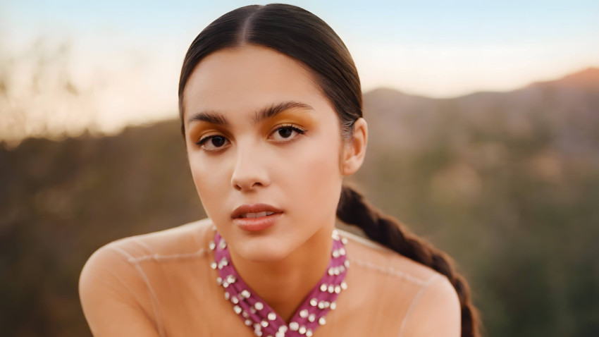 Olivia Rodrigo Singing Passionately 4K Background