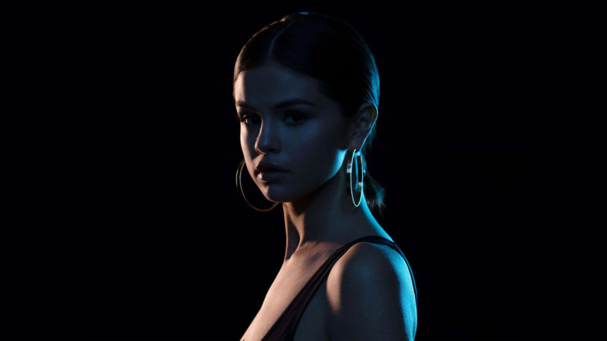 Selena Gomez PC Black Background