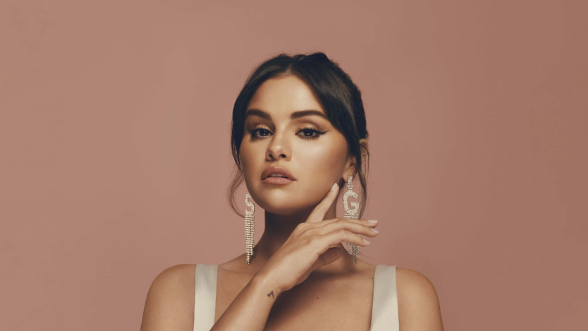 Selena Gomez Casual Look PC Wallpaper