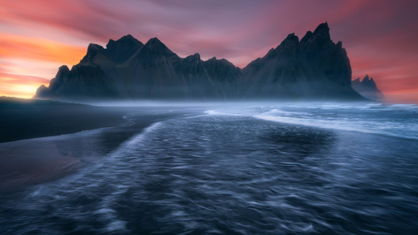 Stunning Wave Wallpaper for Your Computer Setup