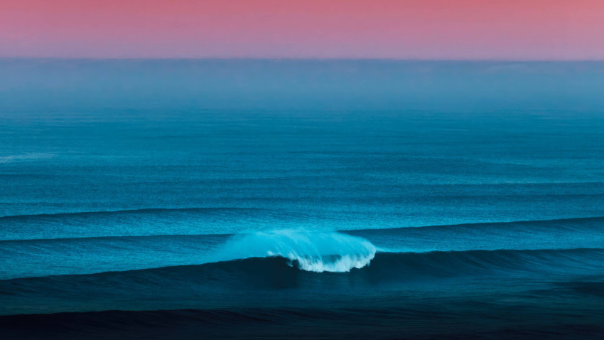 Gorgeous Wave Image for a Relaxing Desktop Look