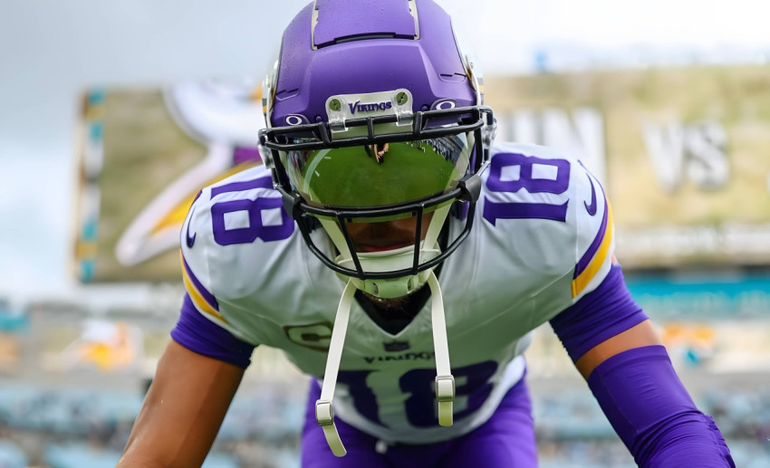 Wallpaper Featuring Justin Jefferson in Action 4K