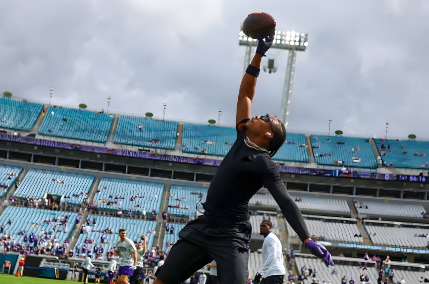 Download Stunning Justin Jefferson Playing Football Wallpaper