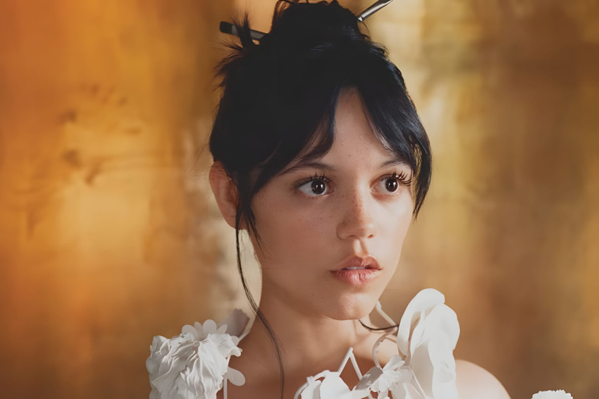 Stylish Jenna Ortega Wallpaper PC