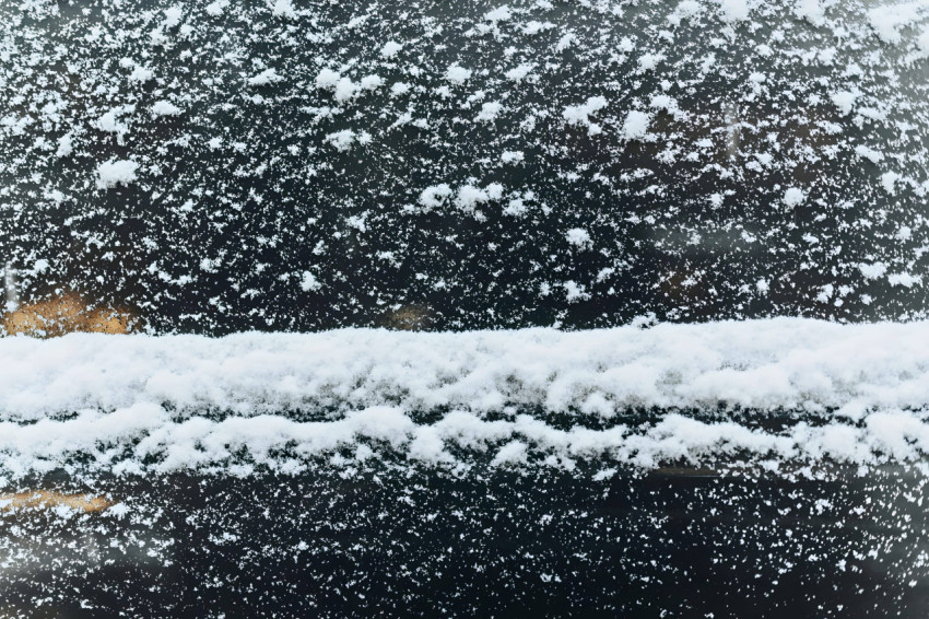 Snowflake Frosty Glow Wallpaper