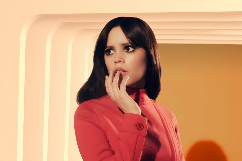 Jenna Ortega Cute Face Wallpaper