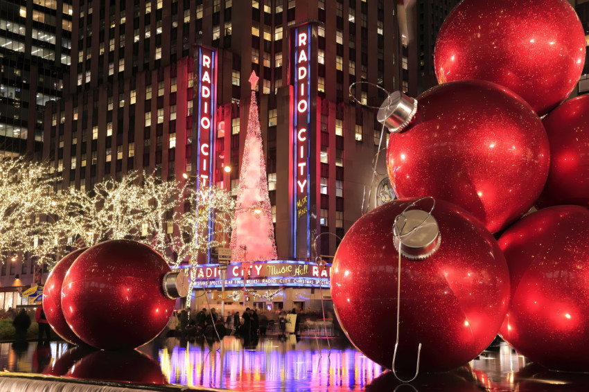 Colorful Christmas Lights Image for a Bright Holiday