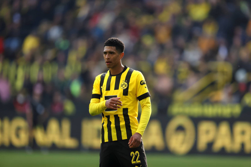 Jude Bellingham Playing Desktop Wallpaper