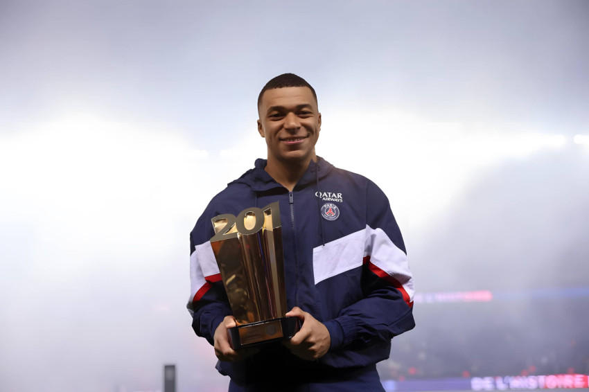 Kylian Mbappé Desktop Wallpaper for Football Fan