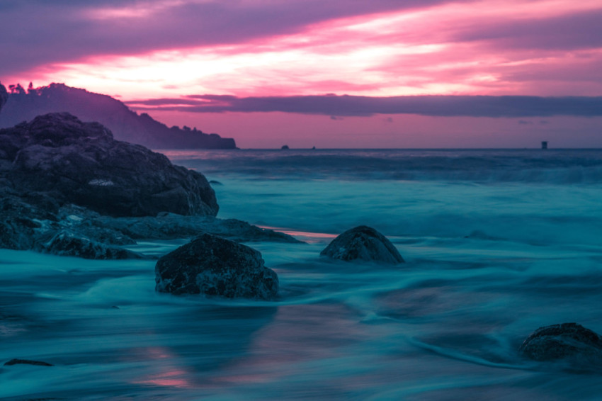 Calm and Peaceful Wave Desktop Wallpaper for Relaxation