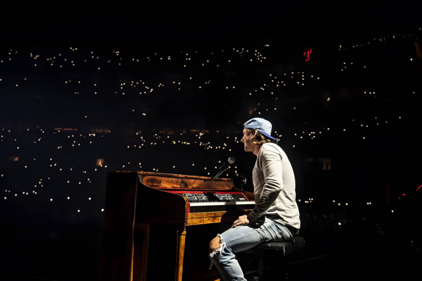 Vibrant Morgan Wallen Desktop Wallpaper in 4K Quality