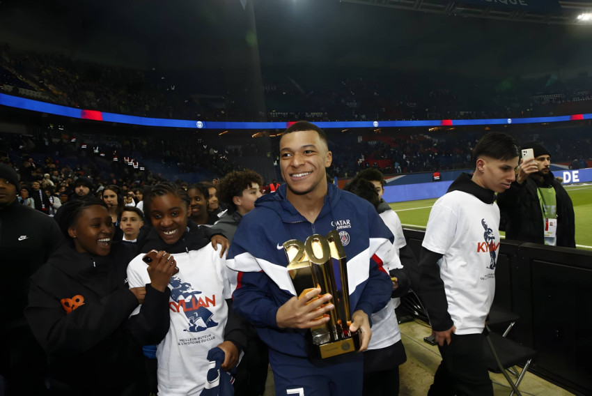 Stunning Kylian Mbappé Desktop Background Free