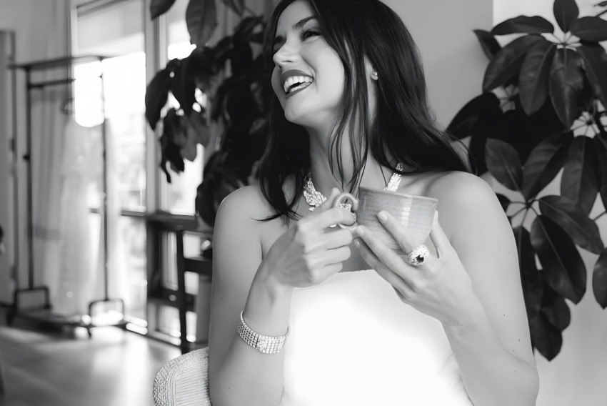 B&W Ana de Armas Stunning 4K Wallpaper