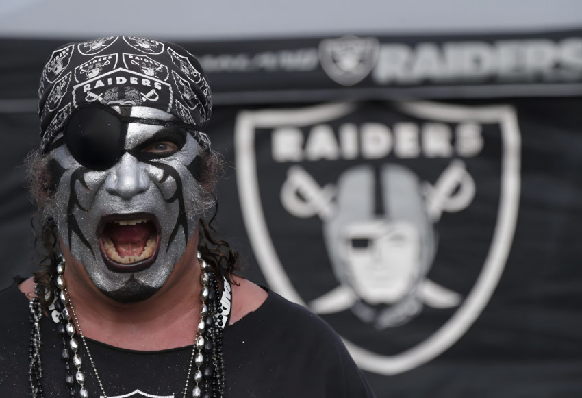 Stunning Raiders Wallpaper with Black & Silver for Desktop
