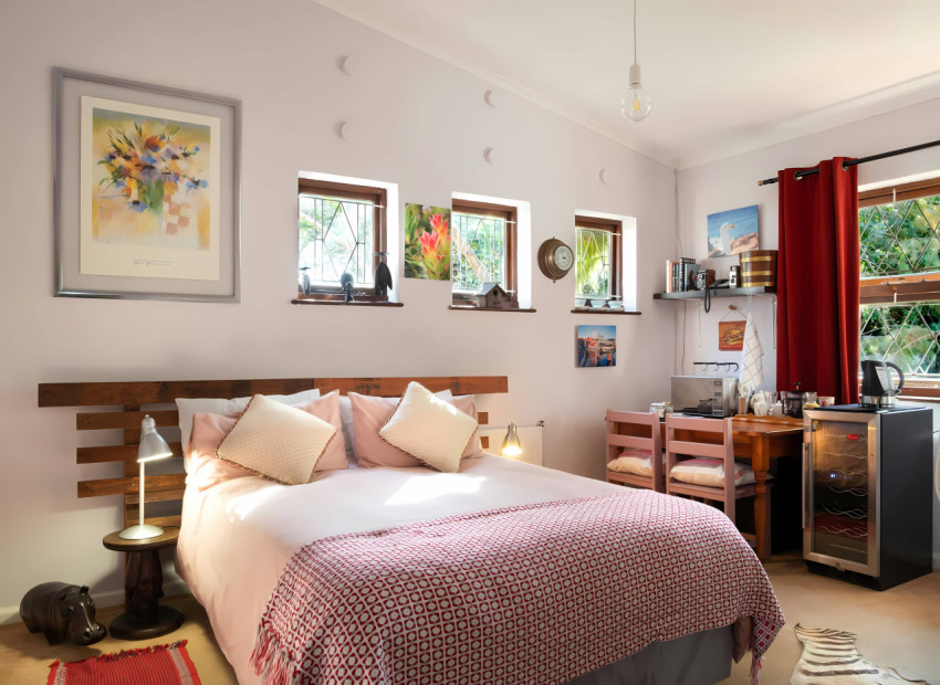 Vibrant Bedroom Wallpaper for a Bold Look