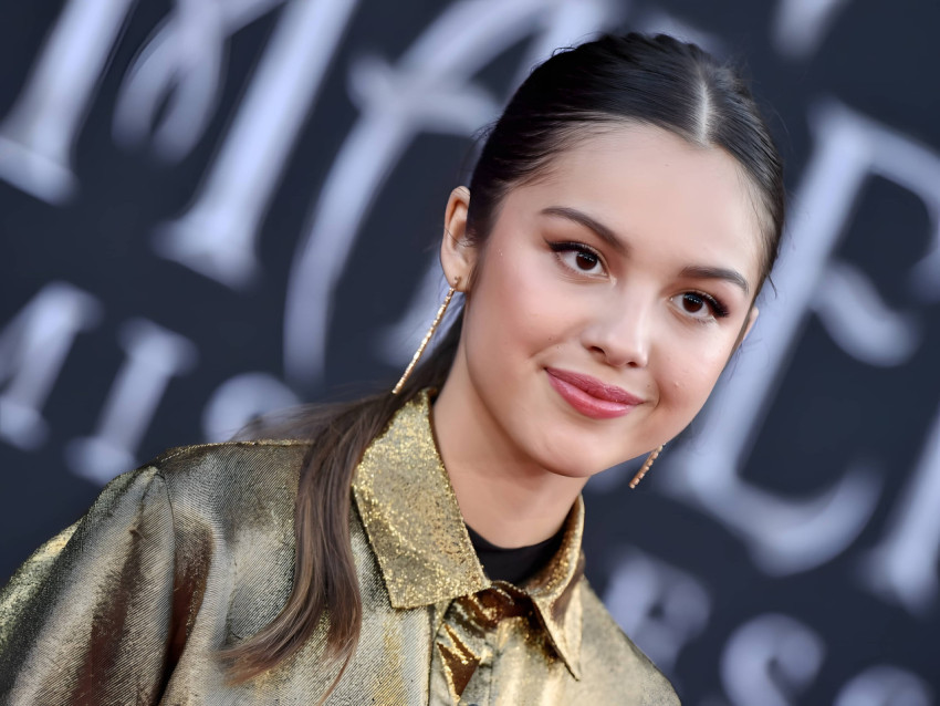 Olivia Rodrigo Vintage Desktop Wallpaper