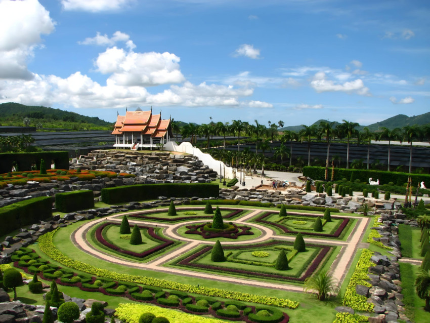 Serene Green Botanical Garden Desktop Photo