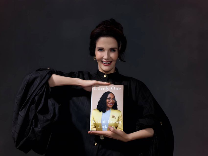 Lynda Carter 4K Wallpaper for Desktop Screens