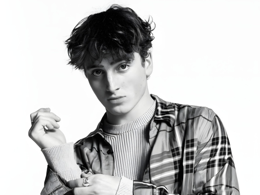 Benson Boone Laptop Wallpaper for Free Download