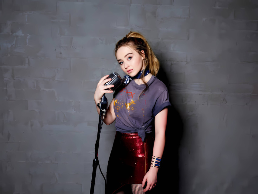 Sabrina Carpenter Stage Image PC
