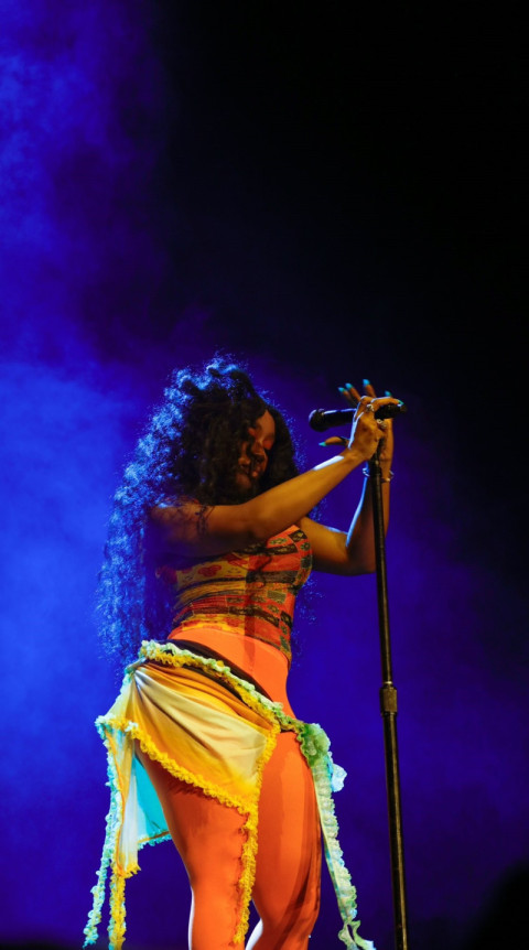 Artistic SZA Wallpaper to Beautify Your phone