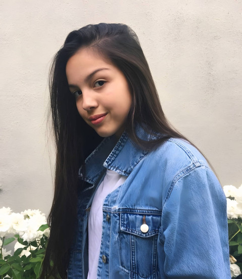 4K Olivia Rodrigo Wallpaper