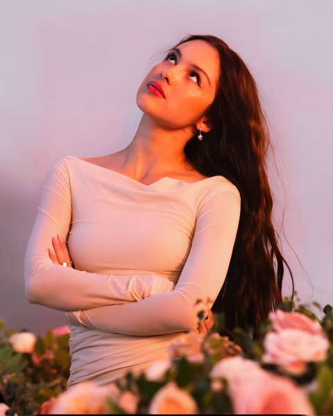 Olivia Rodrigo Mobile Wallpaper