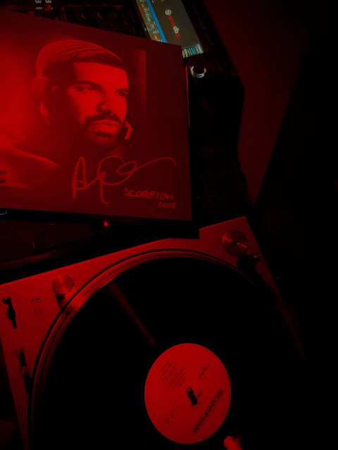 Cool Drake Photo for Your Phone Background