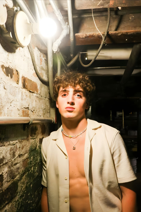 Stunning Benson Boone Mobile Wallpaper for Smartphone