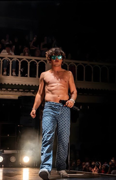 Benson Boone iPhone Background to Set as Wallpaper