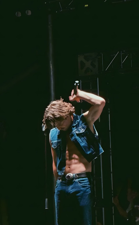 Fresh Benson Boone Smartphone Background to Download