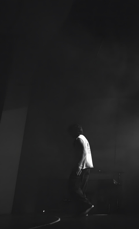 Benson Boone iPhone HD Wallpaper for Download