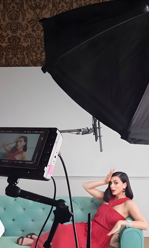 Stunning Morena Baccarin Wallpaper in High Quality Mobile Display Screen