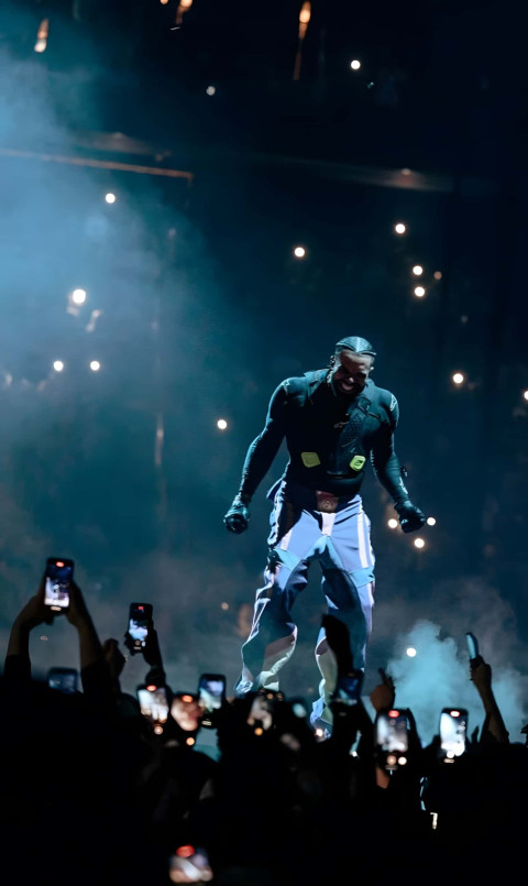 Beautiful Drake Pictures of Stage Performance