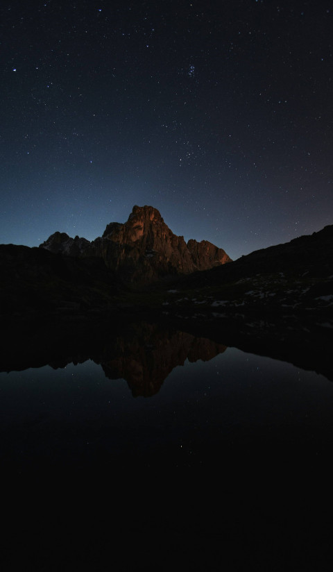 Starry Sky Over Mountains 4K Image