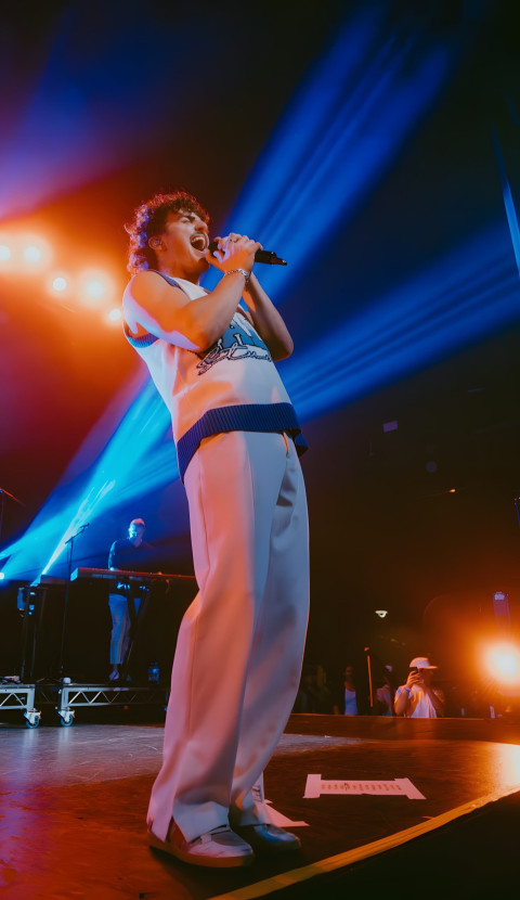 Download Benson Boone iPhone Background for Free