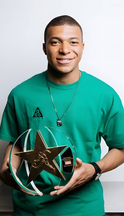 Cool Mobile Wallpaper of Kylian Mbappé