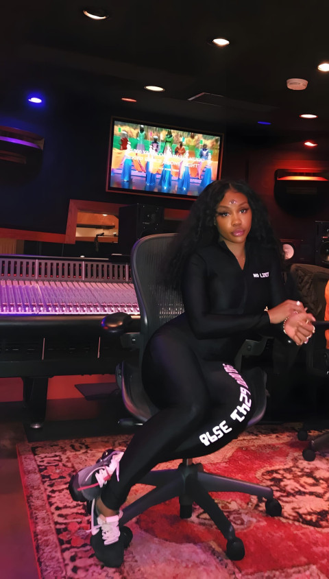 Download Gorgeous SZA Image for Your Devices