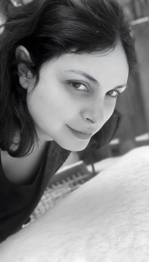 Beautiful Morena Baccarin HD Photo to Set as Your Phone Wallpaper