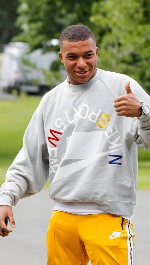 Soccer Superstar Kylian Mbappé Mobile Wallpaper