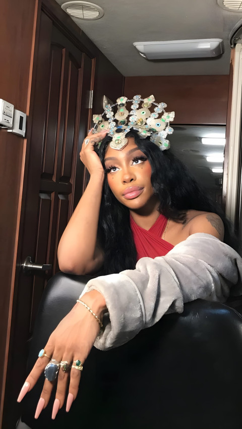 Vibrant SZA Photo for Every Device Screen