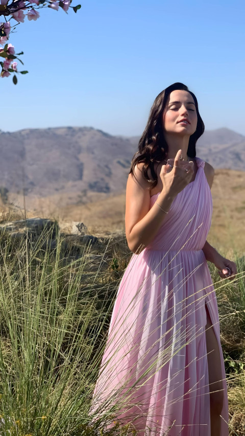 Ana de Armas High Resolution Image for Phone  Background