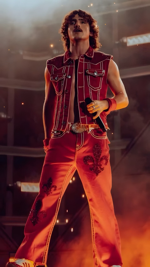 Benson Boone iPhone Background for Stunning Wallpaper