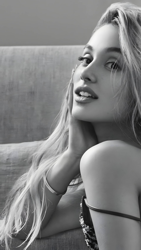 Ariana Grande mobile image in 4K