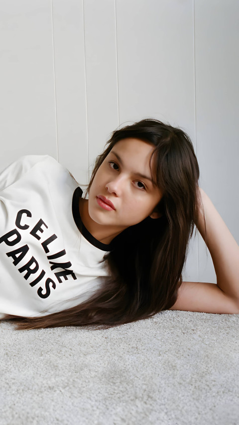 Olivia Rodrigo Beautiful 4K Mobile Background